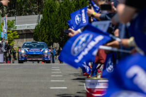 サービスパークにも大勢のスバルファンが詰めかけ、BRZの初陣を見守った。
