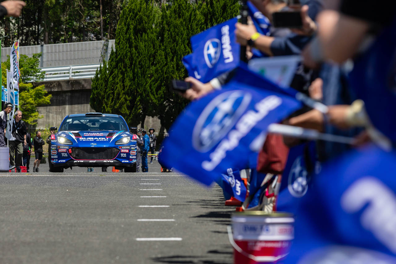 サービスパークにも大勢のスバルファンが詰めかけ、BRZの初陣を見守った。