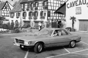 街中のファミリードライブにも適したメルセデス・ベンツ350SLC/C107(1972年~1981年)。