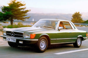 1978年にマイナーチェンジした380SLC/C107(1978年~1981年)は、低回転から厚いトルクを発生するV8エンジンを搭載し、高速道路を静かに、そして余裕をもって巡航するために調律されていた。