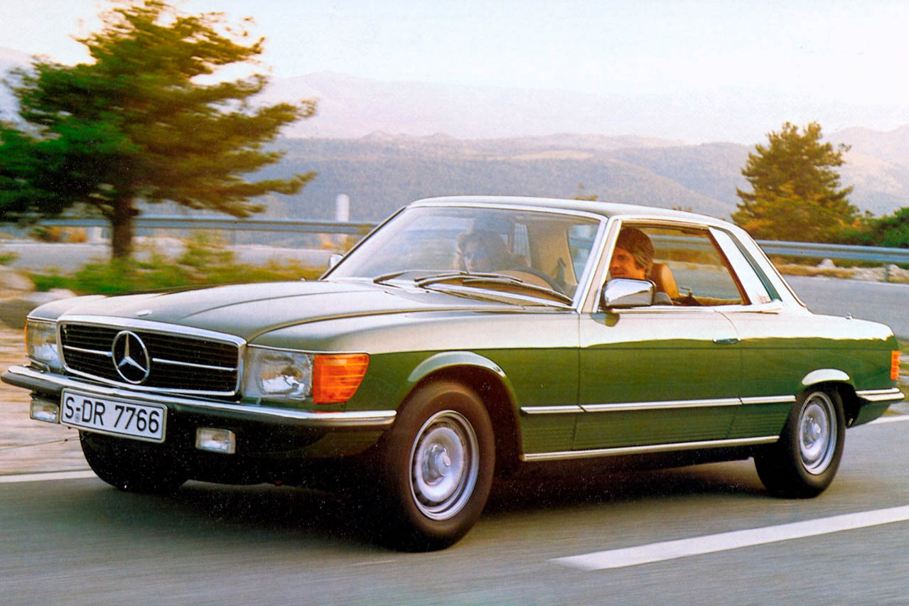 1978年にマイナーチェンジした380SLC/C107(1978年~1981年)は、低回転から厚いトルクを発生するV8エンジンを搭載し、高速道路を静かに、そして余裕をもって巡航するために調律されていた。