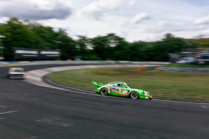 ニュル24時間の前哨戦であるドイツ・ヒストリック耐久選手権（DHLM）にて、グリーゼマン兄弟がドライブする1974年式ポルシェ911RSR。photo：山本佳吾／K.Yamamoto