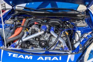 2.4LターボのFA24型エンジンを搭載。助手席側にあるターボから発する熱がコ・ドライバー側に伝わり、車内はめちゃくちゃ暑いんだとか。
