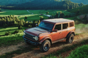 獰猛な3.0L V6に老舗の仕立てと妥協なき静寂。フォード新型「ブロンコ・フィルソン」が生む至高の二面性