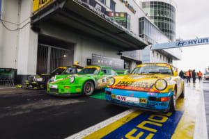 ニュル24時間の前哨戦であるドイツ・ヒストリック耐久選手権（DHLM）にて、グリーゼマン兄弟がドライブする1974年式ポルシェ911RSR（中央）。photo：山本佳吾／K.Yamamoto