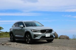 【ボルボ XC40試乗】最上級ウルトラ B4 AWDに宿る引き算の美学。日常を豊かに彩る北欧の至宝