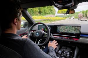 「駆けぬける歓び」と「手放し運転」の共存。BMWハイウェイ・アシスタント累計2億km突破、欧州拡大へ