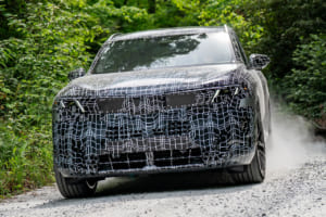 巨躯と俊敏性のデジタル統括。新型「BMW X5」初のEV・水素モデルとともに最終テストへ突入
