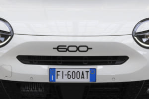 黒の装いでシックに。フィアット「600ハイブリッド」にパドルシフト装備の80台限定車“Sport”追加