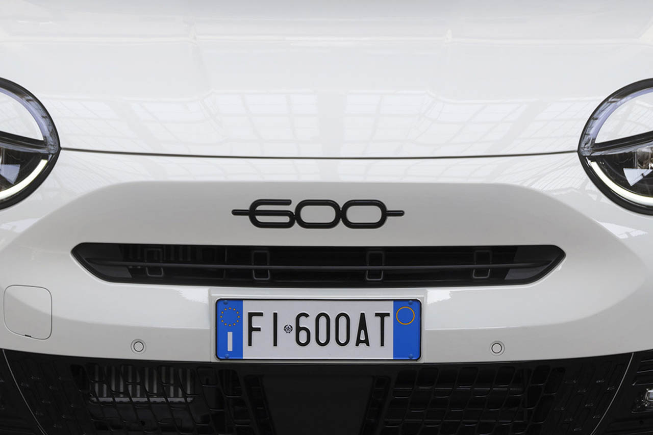 黒の装いでシックに。フィアット「600ハイブリッド」にパドルシフト装備の80台限定車“Sport”追加