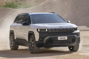 新型ジープ「コンパス4xe」欧州受注開始。375psのフル電動AWDとタフな内装で魅せる“道具としての機能美”