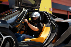 マクラーレン W1と西川 淳氏