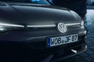 新色とアクラポビッチを纏うVW「ゴルフR Black Edition II」登場。装備充実で価格据え置きの500台限定