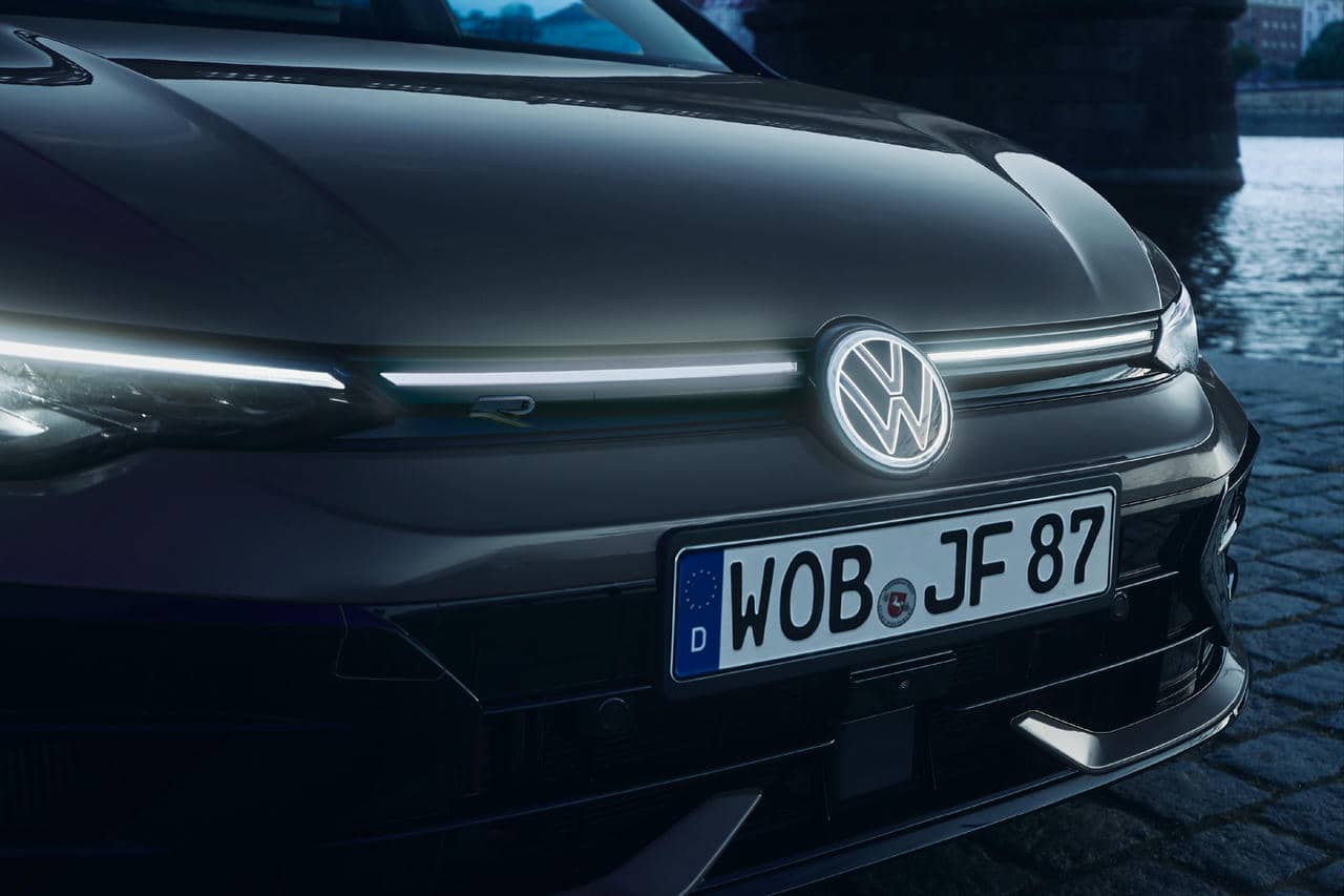 新色とアクラポビッチを纏うVW「ゴルフR Black Edition II」登場。装備充実で価格据え置きの500台限定