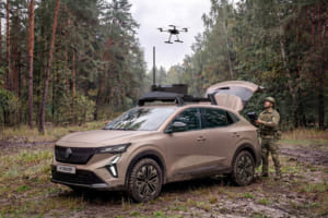 ドローン戦時代の「走る司令部」。ルノーの市販車技術が生んだ新世代マルチミッション車両「4 TROOP」