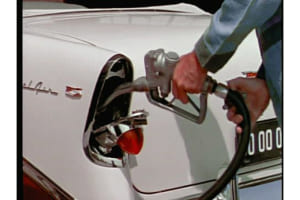 1956年型シボレー・ベルエアの給油風景