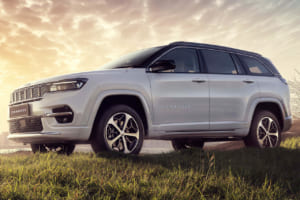 【限定車が待望のレギュラー展開】ジープの7人乗りSUV「コマンダー」、優雅な琥珀色内装の「オーバーランド」追加