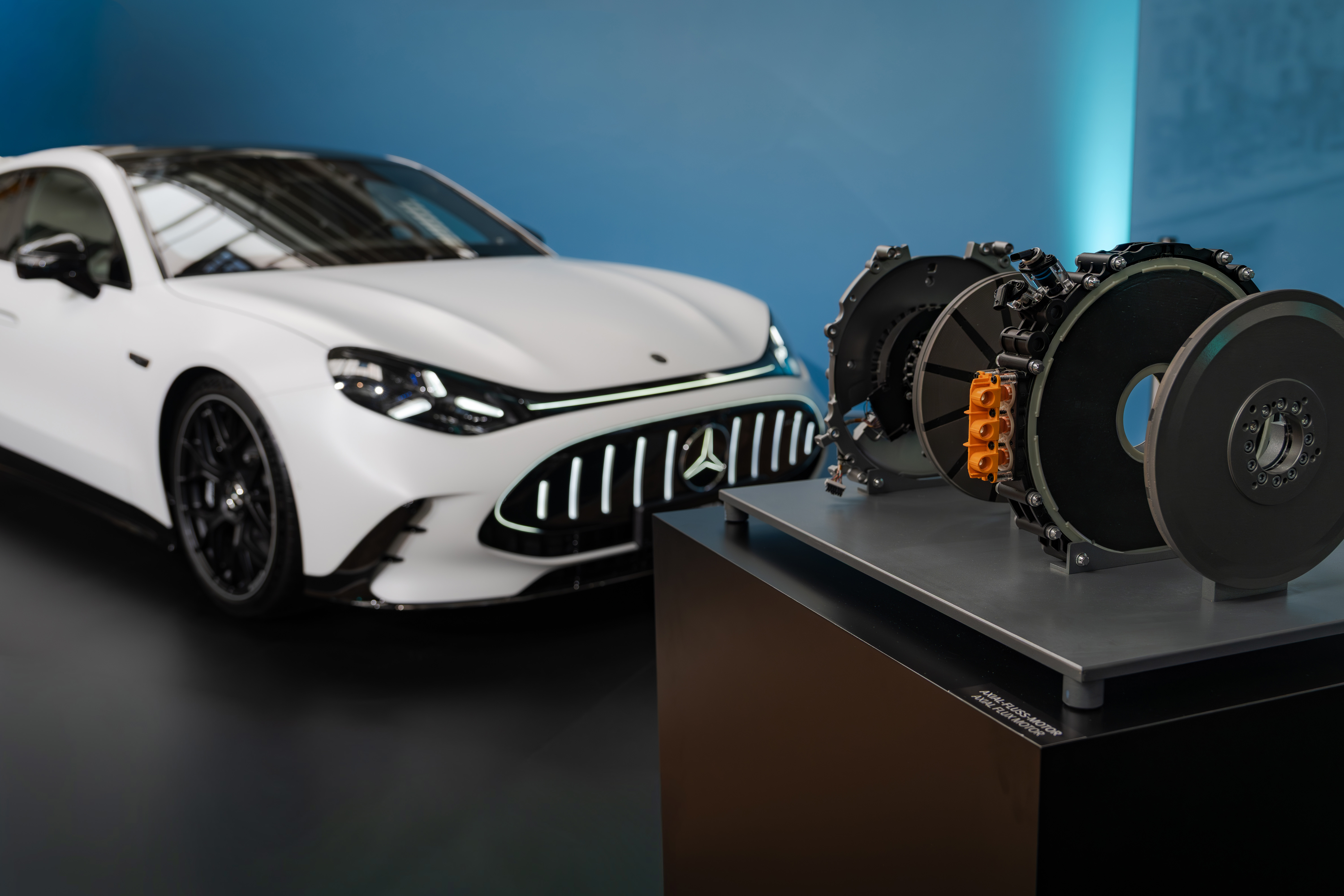 メルセデス最古のベルリン工場で次世代EVモーター量産へ。新型AMG GT 4
