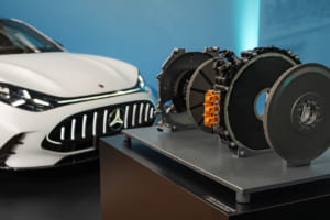 メルセデス最古のベルリン工場で次世代EVモーター量産へ。新型AMG GT 4ドアクーペ「0-100km/h加速2.1秒」の源泉