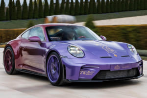 伝統のパシャ柄と「M」の刻印。ポルシェが400時間を費やしたワンオフ「911 GT3」の圧倒的ディテール