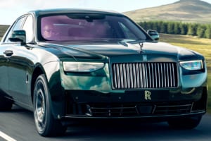 なぜ「ブラック・バッジ」なのか？ ロールス・ロイス・ゴースト特別仕様車が現代に継ぐ120年前のマン島TTの伝説