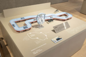 最新のヒョンデEVを、見て、触れて、感じることができるショールーム。洗練された空間がひろがる。