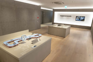 最新のヒョンデEVを、見て、触れて、感じることができるショールーム。洗練された空間がひろがる。