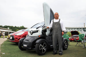 窓も空調もない二輪感覚。日本未導入の超小型EV「ルノー・トゥイージー」を相棒に選んだ理由【愛車群像】