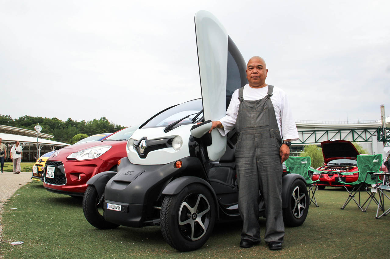 窓も空調もない二輪感覚。日本未導入の超小型EV「ルノー・トゥイージー」を相棒に選んだ理由【愛車群像】
