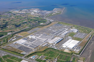 ダイハツの大分(中津)工場。写真の上に見える積み出し埠頭まで、工場から専用の搬送用道路が整備されている。軽商用車と軽乗用車の多品種混流ラインを持つ第一工場と軽乗用車専用の第二工場と合わせて、年間で最大46万台の生産能力を誇る。