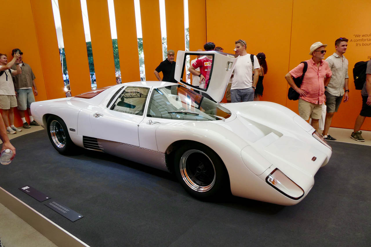 世界に3台の幻のロードカー「マクラーレンM6GT」をMSOが完全レストア。王道のオレンジではなく“白”を纏って蘇った真意【グッドウッドFoS 2026】《LE VOLANT LAB》