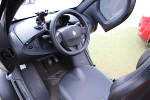 2018年式ルノー・トゥイージー:運転席はシンプルなデザインで、ダッシュパネルにドライブボタンとリバースボタンがある。