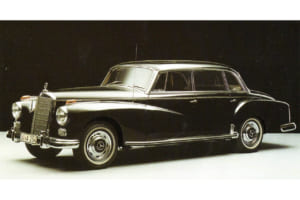 1950年代のメルセデス・ベンツ大型高級車300リムジン:ローマ教皇ヨハネ23世の専用車、西ドイツのアデナウアー首相の公用車をはじめとして、政府首脳や大会社の重役車として活躍。ボディの継ぎ目は極限まで精密に仕上げられ、いわゆる「チリ合わせ」の技術が投入された。写真は1959年の300d/W189。