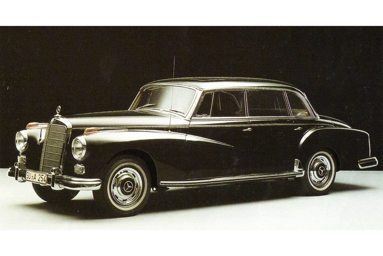 1950年代のメルセデス・ベンツ大型高級車300リムジン:ローマ教皇ヨハネ23世の専用車、西ドイツのアデナウアー首相の公用車をはじめとして、政府首脳や大会社の重役車として活躍。ボディの継ぎ目は極限まで精密に仕上げられ、いわゆる「チリ合わせ」の技術が投入された。写真は1959年の300d/W189。