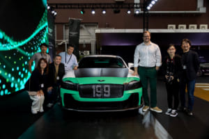 ベントレー・スーパースポーツ特別仕様とマイク・セイヤー氏（右）