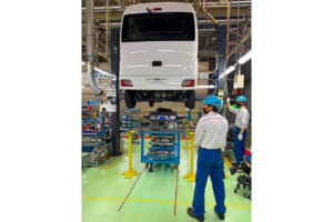 ダイハツでは、ハイゼットカーゴやアトレーにEV仕様を揃えている。初めてのEVの生産ということで、生産立ち上げに当たっては何度も議論を重ねたそうだ。従業員の安全と負担の軽減、作業工程の効率化、そしてもちろんコスト削減についてである。