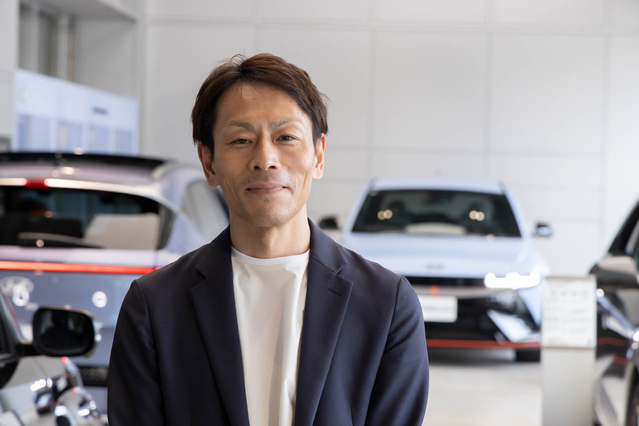 ヒョンデモビリティジャパンCXC室ディレクターの関根隆行さん。「プレミアムケア」によって、さらなる安心を手に入れたヒョンデのラインナップ。まずは見て、触れて、感じていただきたいです、と語っていた。