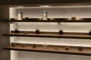 点検作業や試乗に訪れた方には、ヒョンデのEVからインスピレーションを得たオリジナルコーヒー＆ティーをご提供。ブルーカラーが目を引く「N drink」は、サーキットを駆け抜ける疾走感をイメージしたノンアルコールカクテルも用意。