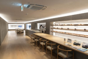 点検作業や試乗に訪れた方には、ヒョンデのEVからインスピレーションを得たオリジナルコーヒー＆ティーをご提供。ブルーカラーが目を引く「N drink」は、サーキットを駆け抜ける疾走感をイメージしたノンアルコールカクテルも用意。