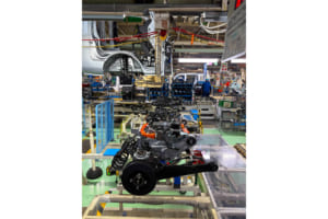 第一工場は多品種を扱うので、パーツの種類もさまざまだ。写真はリアアクスルを装着する工程で、手前からEV用、軽商用車用リーフスプリング、軽乗用車用リジッドアクスルが並んでいる。