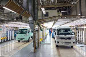 ラインオフした車両は、従業員が乗り込んで自走でこの最終検査工程まで運ばれる。ラジコンを組み立ててもパーツが余ったりサーボがうまく動かなかったりする自分からすると、数万点の部品が組み付けられたクルマが、ラインオフ時に一発でエンジンがかかってすぐに走り出す光景は、何度見ても奇跡に思えてしまう。