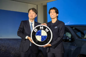 ビー・エム・ダブリュー株式会社 代表取締役社長 上野金太郎氏（左）と、新たにBMWブランド・フレンドに就任したプロサッカー選手の中村敬斗選手（右）