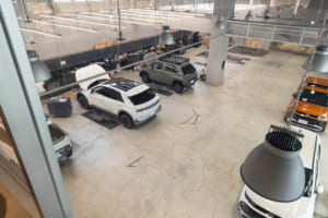電気自動車と水素電気自動車の排気ガスが排出されないクリーンなサービスワークショップ。先端装備を通じて専門的な車両整備サービスが提供される。