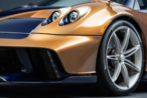 【世界初公開】V12と7速MTが織りなす工芸的ハイパーカー。パガーニ創業者70歳記念、全3台の第2号車「ウアイラ70デレコ」