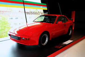 924の上級車種として1981年のフランクフルト・ショーで発表、1983年から市販された944。バランスシャフトを備えた2478cc水冷4気筒SOHCを搭載し、ボディもマッシブなスタイルへと変貌した。