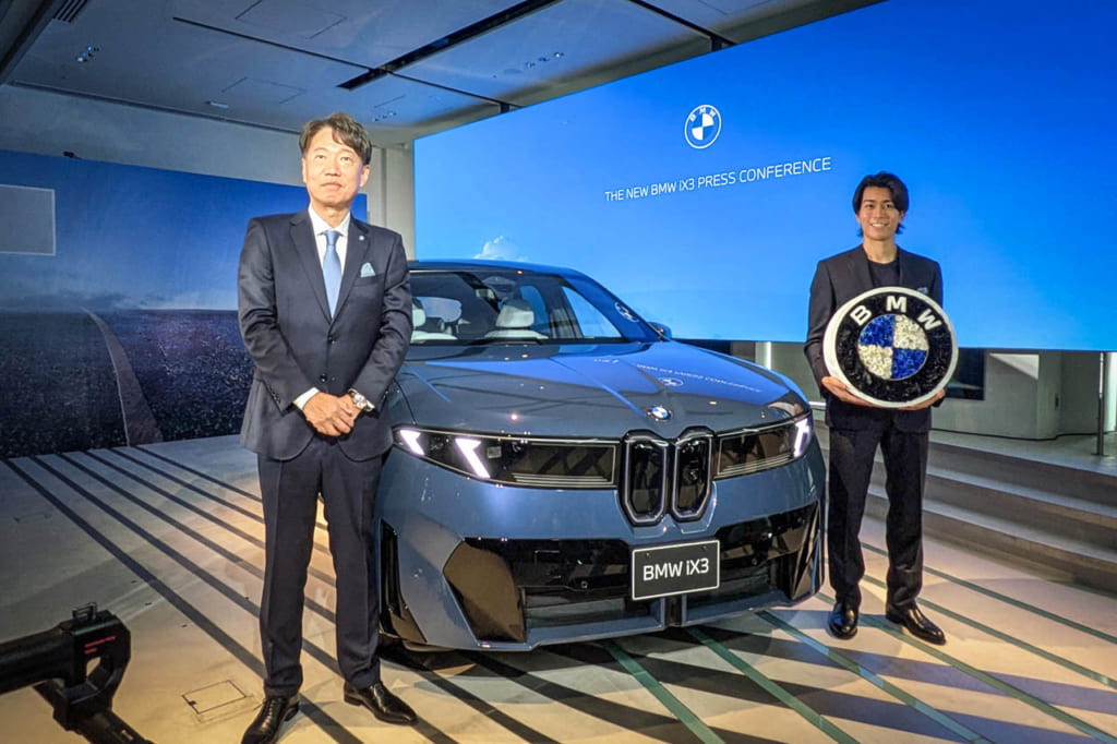 ビー・エム・ダブリュー株式会社 代表取締役社長 上野金太郎氏（左）と、新たにBMWブランド・フレンドに就任したプロサッカー選手の中村敬斗選手（右）