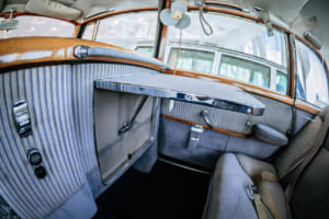 アデナウアー首相が愛用した最後の1959年300d/W189(黒):後部座席に高級ベロアシートを採用し、電動昇降式ガラスパーティション・ウォール、折りたたみ式ライティングテーブル、右後部座席には有線操作ボタン付きの扇風機が備え付けられており、政治家が使用した座席の詳細が分かる。