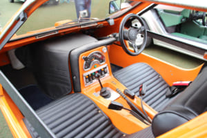 1970年式ボンド・バグ700:センターコンソールのスピードメーターは扇状。