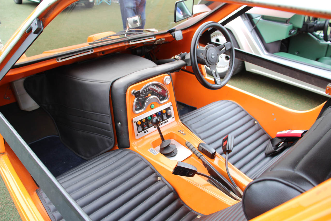 1970年式ボンド・バグ700:センターコンソールのスピードメーターは扇状。