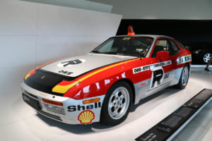 220psの2.5L直4 SOHCインタークーラー付きターボを搭載し1985年にデビューした944ターボ。これはドイツ政府支援によるサーキットセーフティチーム「ONS」で使用されたもの。